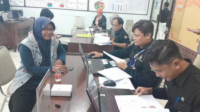 Petugas melakukan pemeriksaan pengajuan berkas bacaleg di Kantor KPU Banyumas, foto diunggah Selasa (11/7/2023).