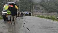 Jalanan tampak retak akibat pergeseran tanah. (AP Photo/ Aqil Khan)