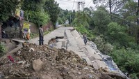 Selain banjir, badai itu juga menyebabkan longsor. (AP Photo/Ashwini Bhatia)