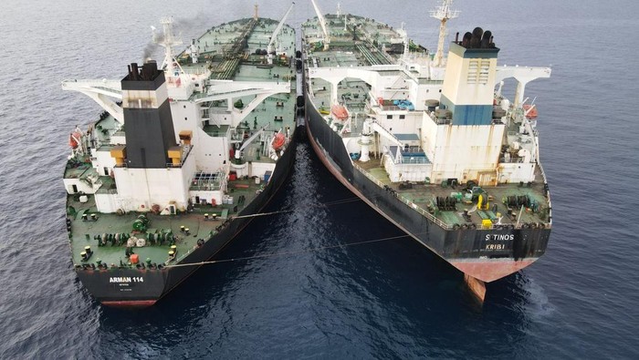 Badan Keamanan Laut RI (Bakamla RI) menangkap kapal super tanker berbendera Iran dengan muatan bahan bakar minyak mentah sebanyak 272.569 metrik ton.