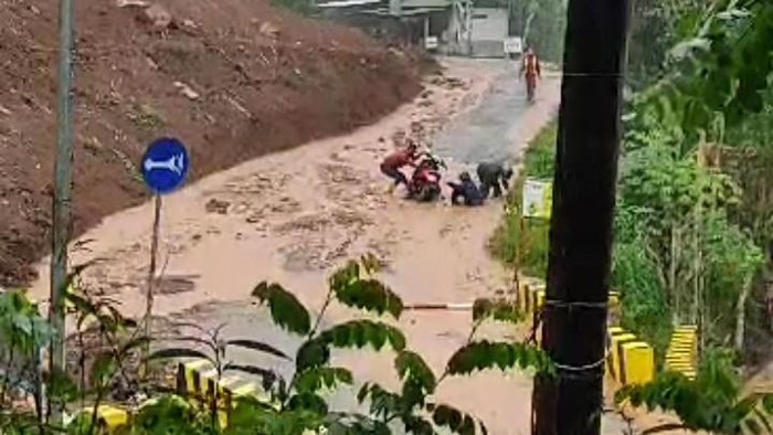 Pengendara motor terjatuh saat melintasi Desa Wadas yang dikabarkan tengah dilanda banjir.