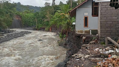 Kondisi rumah warga yang tergerus aliran sungai Unda di Desa/Kecamatan Sidemen, Kabupaten Karangasem hingga akhirnya membuat 4 KK mengungsi.