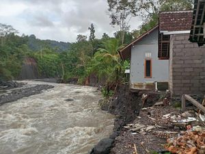 Rumah Tergerus Banjir, Puluhan Warga Karangasem Masih Mengungsi