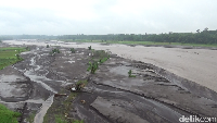 Alat Berat Kirim Logistik Usai Jembatan Putus Diterjang Banjir Lahar Semeru