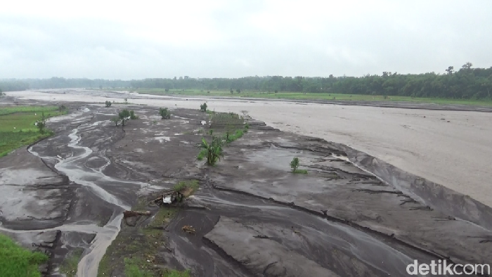 Banjir lahar dingin di Gunung Semeru membuat jembatan putus hingga warga terisolir