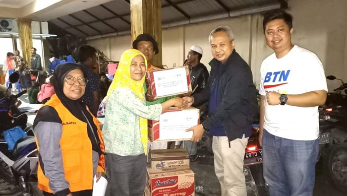 Bantuan untuk Korban Banjir-Longsor di Lumajang Ratusan bantuan paket sembako disalurkan langsung kepada warga terdampak bencana banjir dan tanah longsor di Lumajang, Jawa Timur. Ini potretnya.