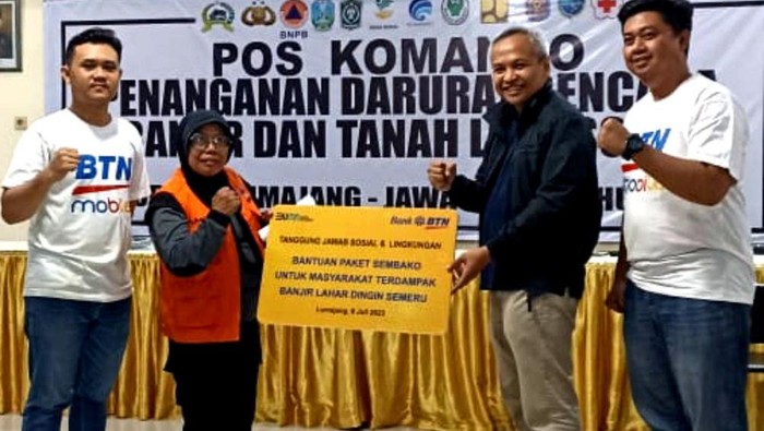 Ratusan bantuan paket sembako disalurkan langsung kepada warga terdampak bencana banjir dan tanah longsor di Lumajang, Jawa Timur. Ini potretnya.