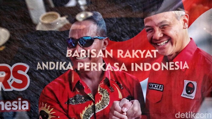 Barisan Rakyat Andika Perkasa Indonesia (Bara API) mendeklarasikan dukungan ke Mantan Panglima TNI Jenderal (Purn) Andika Perkasa sebagai cawapres di 2024. Mereka mendukung Andika jadi cawapres mendampingi bacapres PDIP Ganjar Pranowo. Deklarasi dilakukan di Luxury Inn Arion Hotel, Rawamangun, Jakarta Timur, Selasa (11/07/2023).