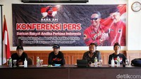 Sekelompok masyarakat yang tergabung dalam Barisan Rakyat Andika Perkasa Indonesia (Bara API) melakukan deklarasi dukungan kepada mantan Panglima TNI Jenderal (Purn) Andika Perkasa di Luxury Inn Arion Hotel, Rawamangun, Jakarta Timur, Selasa (11/07/2023).  