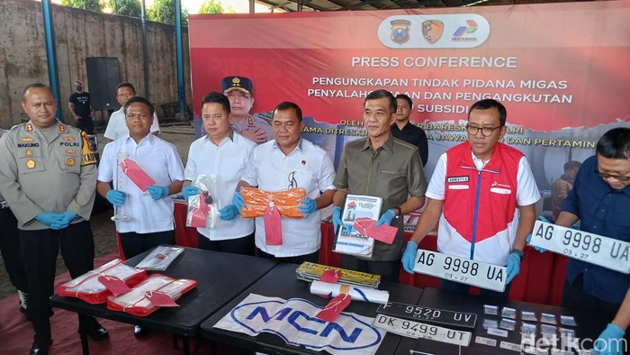 Bareskrim Mabes Polri bongkar komplotan penimbunan solar subsidi yang dijual dengan harga non subsidi