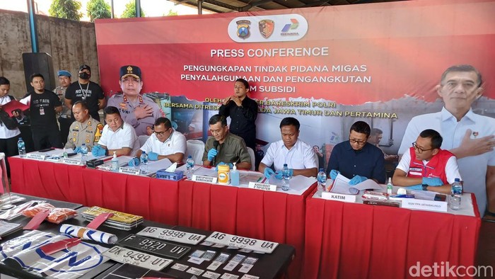 Bareskrim Mabes Polri bongkar komplotan penimbunan solar subsidi yang dijual dengan harga non subsidi