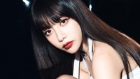 Latar belakang hitam dan busana putih yang digunakan Eunji membuat lipstik merahnya tampak mencolok. (Foto: Warner Music Korea) 