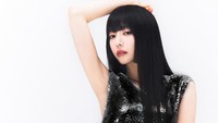 Potret Eunji BB Girls dengan dress hitam dan rambut panjang lurus tergerai. (Foto: Warner Music Korea) 