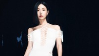 Yuna menggabungkan kesan chic, seksi, dan sporty di foto keduanya. (Foto: Warner Music Korea)