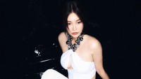 Foto-foto yang diluncurkan manajemen menampilkan para member dengan dua busana berbeda. Lebih suka Minyoung berbaju hitam tadi atau yang putih ini? (Foto: Warner Music Korea) 