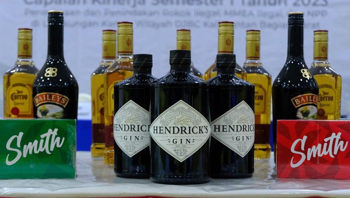 Kabid Fasilitas Kepabeanan dan Cukai Beni Novri memegang botol minuman alkohol ilegal hasil penindakan saat rilis kasus di Pontianak, Kalimantan Barat, Selasa (11/7/2023). Terhitung dari Januari-Juni 2023 Dirjen Bea dan Cukai Kalimantan Bagian Barat (DJBC Kalbagbar) telah melakukan penindakan BKC Hasil Tembakau (HT) illegal sebanyak 1.846.116 batang senilai Rp1,794 miliar, BKC MMEA (minuman alkohol) sebanyak 20.299 liter senilai Rp15,573 miliar, 120 bal baju bekas senilai Rp60 juta serta narkotika senilai Rp7 miliar. ANTARA FOTO/Jessica Wuysang/tom.