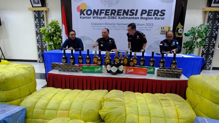 Bea Cukai Kalbar rilis hasil penindakan periode Januari - Juni Kabid Fasilitas Kepabeanan dan Cukai Beni Novri memegang botol minuman alkohol ilegal hasil penindakan saat rilis kasus di Pontianak, Kalimantan Barat, Selasa (11/7/2023). Terhitung dari Januari-Juni 2023 Dirjen Bea dan Cukai Kalimantan Bagian Barat (DJBC Kalbagbar) telah melakukan penindakan BKC Hasil Tembakau (HT) illegal sebanyak 1.846.116 batang senilai Rp1,794 miliar, BKC MMEA (minuman alkohol) sebanyak 20.299 liter senilai Rp15,573 miliar, 120 bal baju bekas senilai Rp60 juta serta narkotika senilai Rp7 miliar. ANTARA FOTO/Jessica Wuysang/tom.