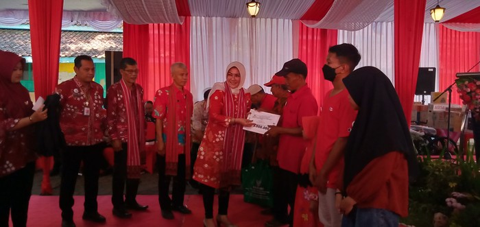 Bupati Klaten Sri Mulyani menyerahkan bantuan di Desa Troketon, Kecamatan Pedan.