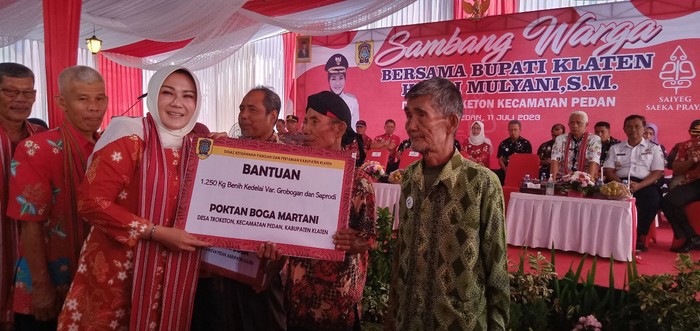 Bupati Klaten Sri Mulyani menyerahkan bantuan saat sambang warga di Desa Troketon, Pedan, Klaten.