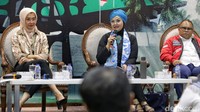 Caleg Partai Gelora Ratih Sang memberikan pemaparan dalam diskusi Dialektika Demokrasi: Caleg Artis Dobrak Hegemoni Politik.