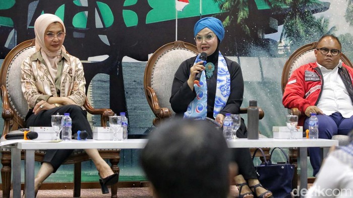 Para narasumber dengan latar belakang seniman (artis) memberikan paparannya dalam diskusi Dialektika Demokrasi: Caleg Artis Dobrak Hegemoni Politik di Gedung DPR, Jakarta, Selasa (11/7/2023). Hadir (kiri-kanan) moderator Ijal Sikumbang, anggota DPR Fraksi PKB Arzeti Bilbina, Caleg Partai Gelora Ratih Sang dan Caleg Partai Solidaritas Indonesia Doadibadai Hollo. Diskusi mengupas dinamika dan keberanian para artis meninggalkan dunia seni untuk terjun ke kancah politik.