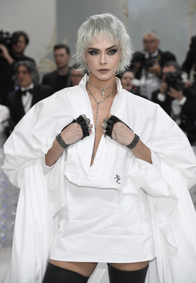 Dengan alis tebal ikonis dan kepribadian eksentrik, Cara Delevingne menembus industri lewat kampanye Burberry dan runway Chanel. Model asal Inggris ini juga merambah dunia akting dalam film ‘Paper Towns’ dan ‘Suicide Squad’. Kini, ia aktif menyuarakan isu kesehatan mental. Foto: Evan Agostini/Invision/AP