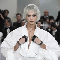 Dengan alis tebal ikonis dan kepribadian eksentrik, Cara Delevingne menembus industri lewat kampanye Burberry dan runway Chanel. Model asal Inggris ini juga merambah dunia akting dalam film ‘Paper Towns’ dan ‘Suicide Squad’. Kini, ia aktif menyuarakan isu kesehatan mental. Foto: Evan Agostini/Invision/AP