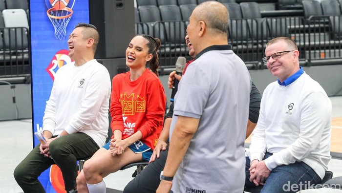 Panitia penyelenggara FIBA World Cup 2023 memperkenalkan Brand Ambassador terbarunya di Indonesia Arena, Senayan, Jakarta, Selasa (11/7/2023).  Cinta Laura ditunjuk sebagai brand ambassador bersama Raffi Ahmad. Kehadirannya pun diharapkan berdampak bagi penyelenggaraan event bola basket terbesar di dunia tersebut.