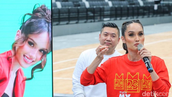 Cinta Laura Jadi BA FIBA Worldcup 2023 Panitia penyelenggara FIBA World Cup 2023 memperkenalkan Brand Ambassador terbarunya di Indonesia Arena, Senayan, Jakarta, Selasa (11/7/2023). Cinta Laura ditunjuk sebagai brand ambassador bersama Raffi Ahmad. Kehadirannya pun diharapkan berdampak bagi penyelenggaraan event bola basket terbesar di dunia tersebut.