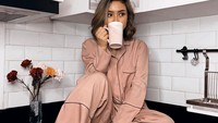 Nah, kalau ini foto Cita saat ngopi di dapur rumahnya. Meski masih pakai piyama, tapi dirinya tetap tampil cantik. Foto: Instagram @citacitata