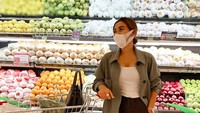 Belanja sayur dan makanan lainnya di supermarket, Cita berpose dengan modis nih. Foto: Instagram @citacitata
