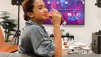 Rupanya rutinitas Cita Citata sebelum tidur adalah dengan rutin mengkonsumsi jus buah agar tubuhnya tetap sehat. Foto: Instagram @citacitata