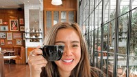 Terakhir ini senyuman ceria Cita saat difoto bersama secangkir gelas kopi yang disukainya. Foto: Instagram @citacitata