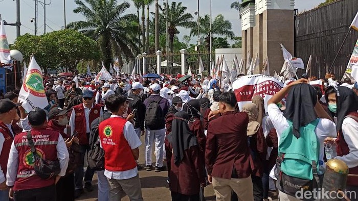 Jelang Pengesahan RUU Kesehatan, Massa Nakes Demo Ancam Mogok Kerja
