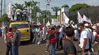 Potret Massa IDI dkk Datangi Gedung DPR, Tolak Pengesahan RUU Kesehatan