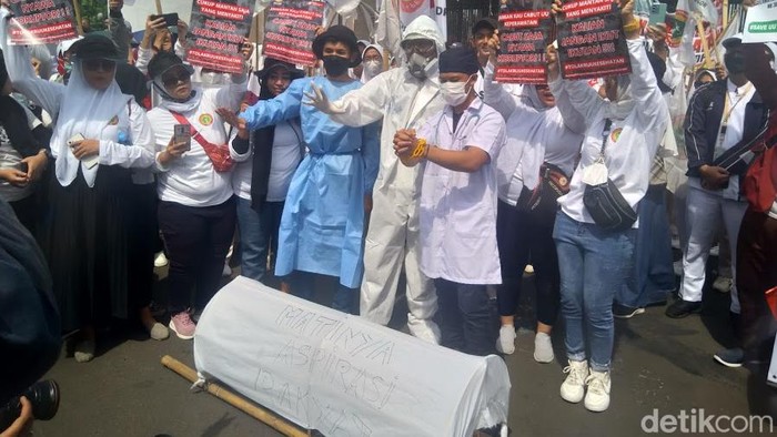 Bawa Keranda-Pakai APD, PPNI Pimpin Demo Tolak RUU Kesehatan di Depan DPR