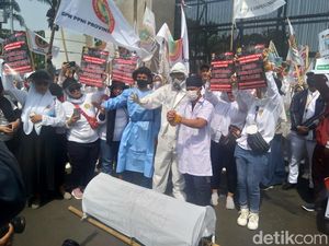 Bawa Keranda-Pakai APD, PPNI Pimpin Demo Tolak RUU Kesehatan di Depan DPR