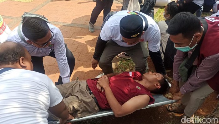 Perawat Pakai Baju Hazmat Pingsan di Tengah Demo RUU Kesehatan