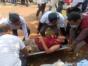 Perawat Pakai Baju Hazmat Pingsan di Tengah Demo RUU Kesehatan