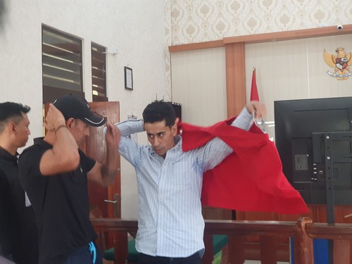 Duo WNA Aljazair Hamou Redhouane (49) dan Abdel Havid Bouadjadja divonis 1,5 tahun penjara karean mencuri HP dan pakaian penumpang di Terminal Keberangkatan I Gusti Ngurah Rai, Jumat (3/3/2023). (Ronatal Siahaan/detikBali).