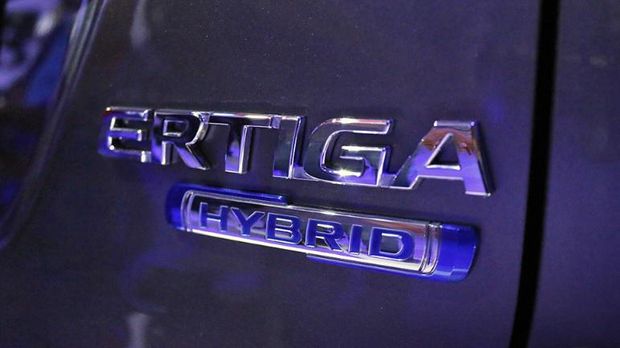 Emblem Hybrid di mobil Suzuki.