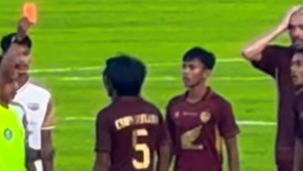 Erwin Gutawa diberi kartu merah saat PSM Makassar melawan Dewa United di Stadion Gelora BJ Habibie, Parepare.
