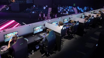 Para gamer dari berbagai negara bermain dalam festival esports dan gaming Gamers8 di Boulevard Riyadh, Arab Saudi, Sabtu (9/7/2023).  