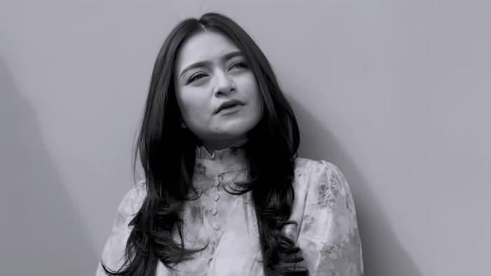 Foto Nathalie Holscher mengunggah video tanpa menggunakan hijab jadi atensi.