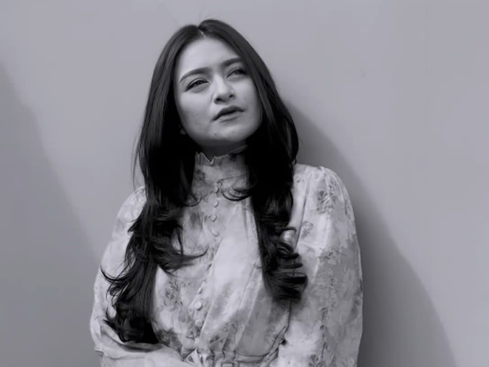 Foto Nathalie Holscher mengunggah video tanpa menggunakan hijab jadi atensi.