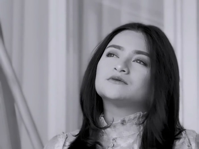 Foto Nathalie Holscher mengunggah video tanpa menggunakan hijab jadi atensi. Foto Nathalie Holscher mengunggah video tanpa menggunakan hijab jadi atensi.