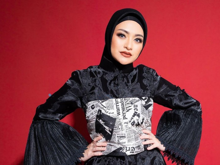 Foto Nathalie Holscher mengunggah video tanpa menggunakan hijab jadi atensi.