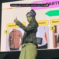 Alhasil Taeyong NCT memilih kemeja batik, peci, dan sarungnya sendiri. Dia pun dibantu MC Indra Herlambang mengenakan sarung dengan benar. Foto: Instagram