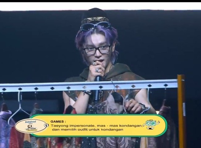 Selama sesi games, Taeyong NCT diminta untuk menirukan penampilan “mas-mas kondangan.” Foto: Instagram