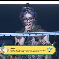 Selama sesi games, Taeyong NCT diminta untuk menirukan penampilan “mas-mas kondangan.” Foto: Instagram